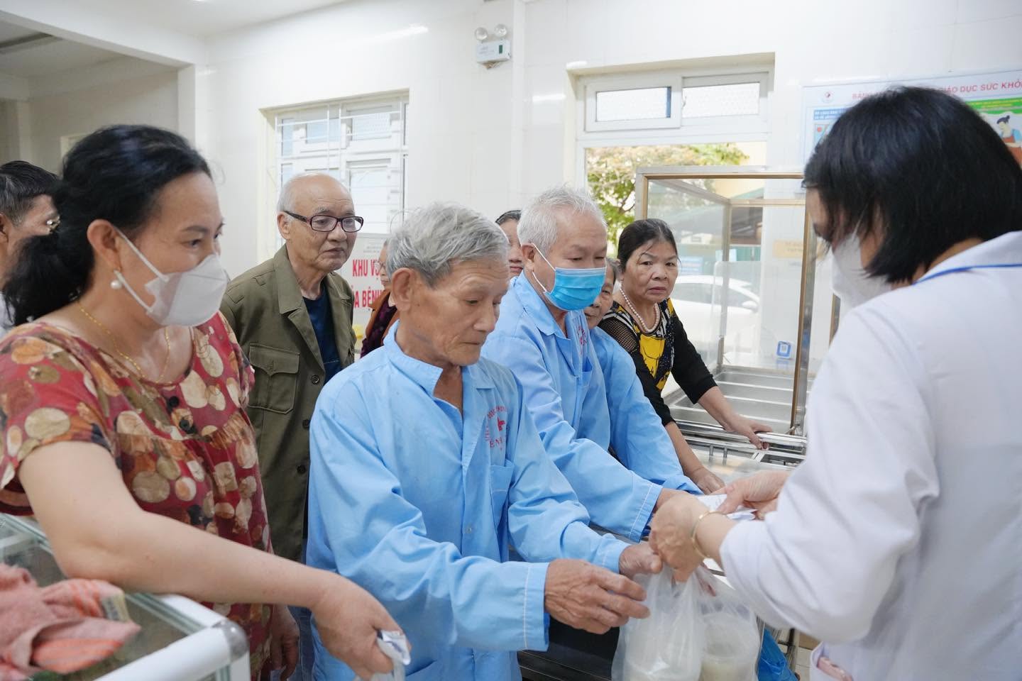 NỒI CHÁO TÌNH THƯƠNG 2.jpg